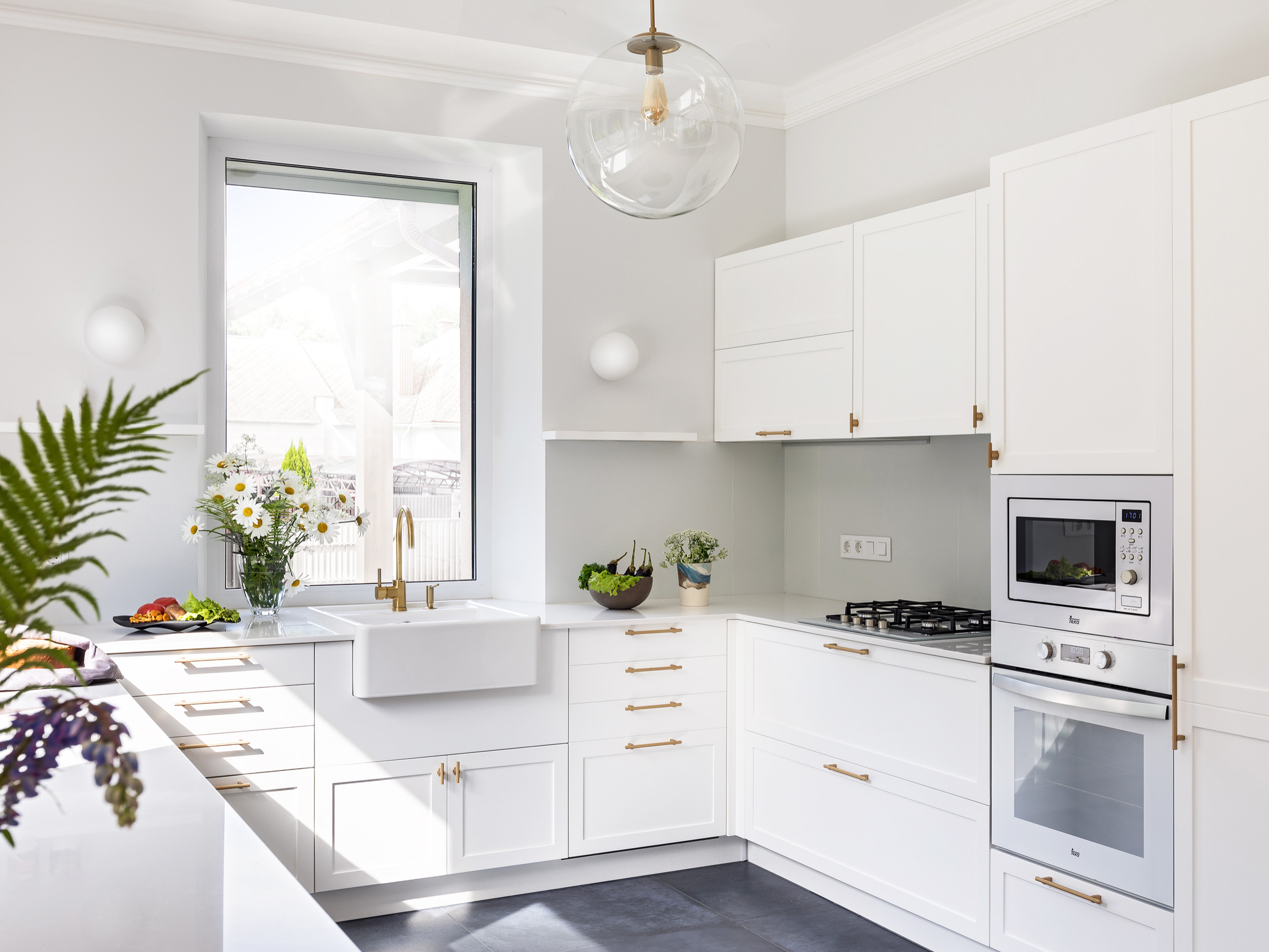 Белая кухня: как поддерживать чистоту?